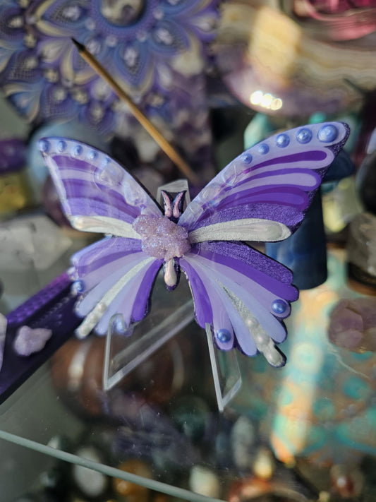 Papillon violet avec cristaux.